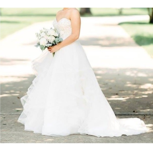 The Dress + Veil
Princess ball gown wedding dress with sweetheart bodice. - Picture 3 of 17